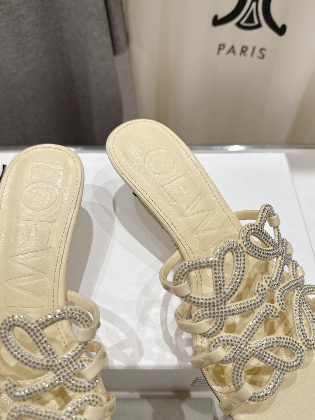 高版本出厂 钻面 LOEWE/罗意威2026/ss新品复古风小高跟沙滩拖鞋～小红书、外网火爆款最近大热的