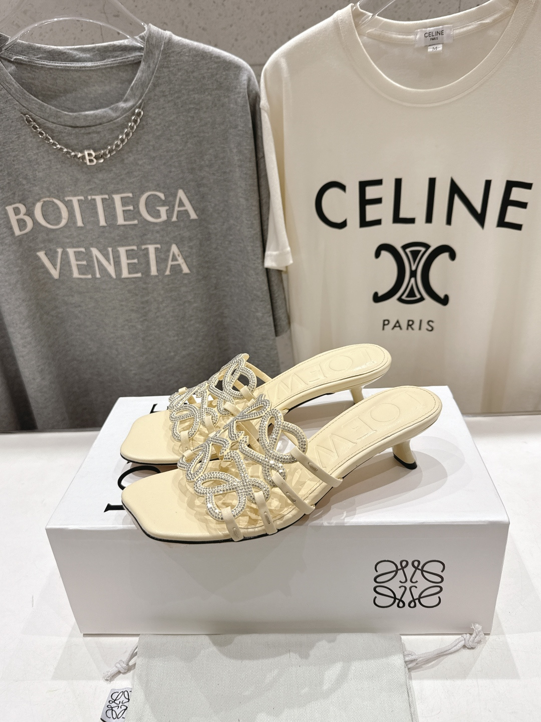 高版本出厂 钻面 LOEWE/罗意威2026/ss新品复古风小高跟沙滩拖鞋～小红书、外网火爆款最近大热的