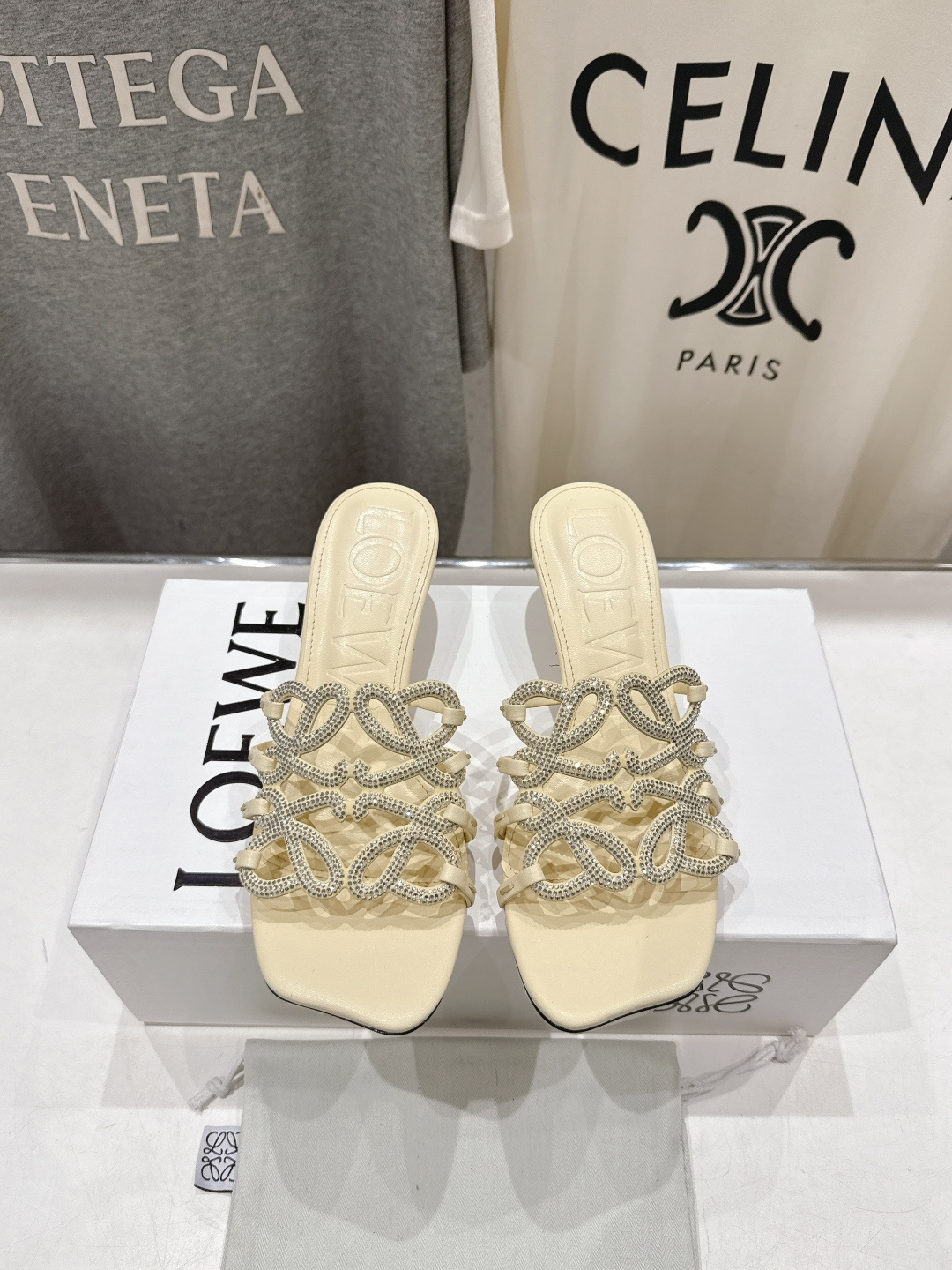 高版本出厂 钻面 LOEWE/罗意威2026/ss新品复古风小高跟沙滩拖鞋～小红书、外网火爆款最近大热的