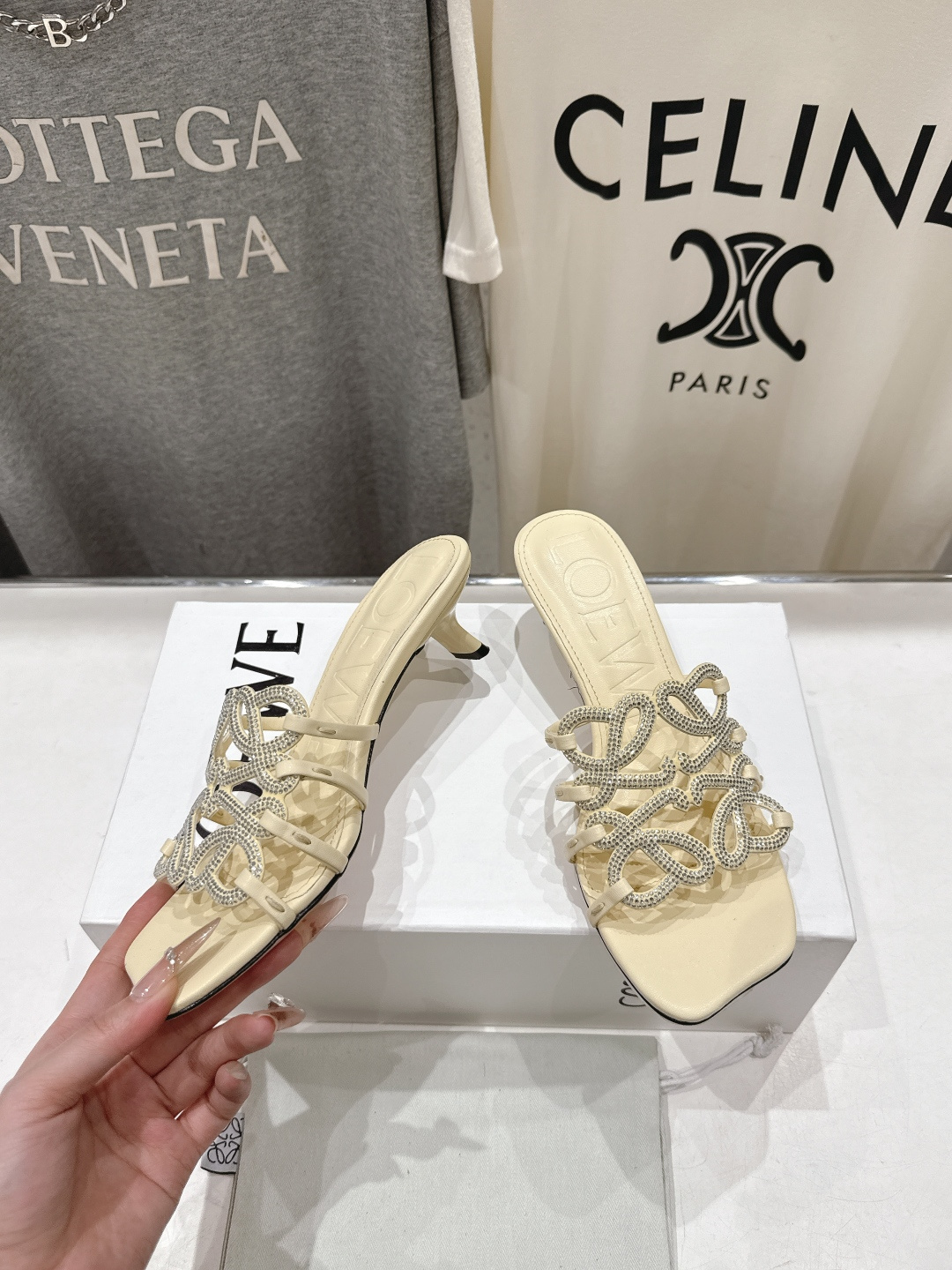 高版本出厂 钻面 LOEWE/罗意威2026/ss新品复古风小高跟沙滩拖鞋～小红书、外网火爆款最近大热的