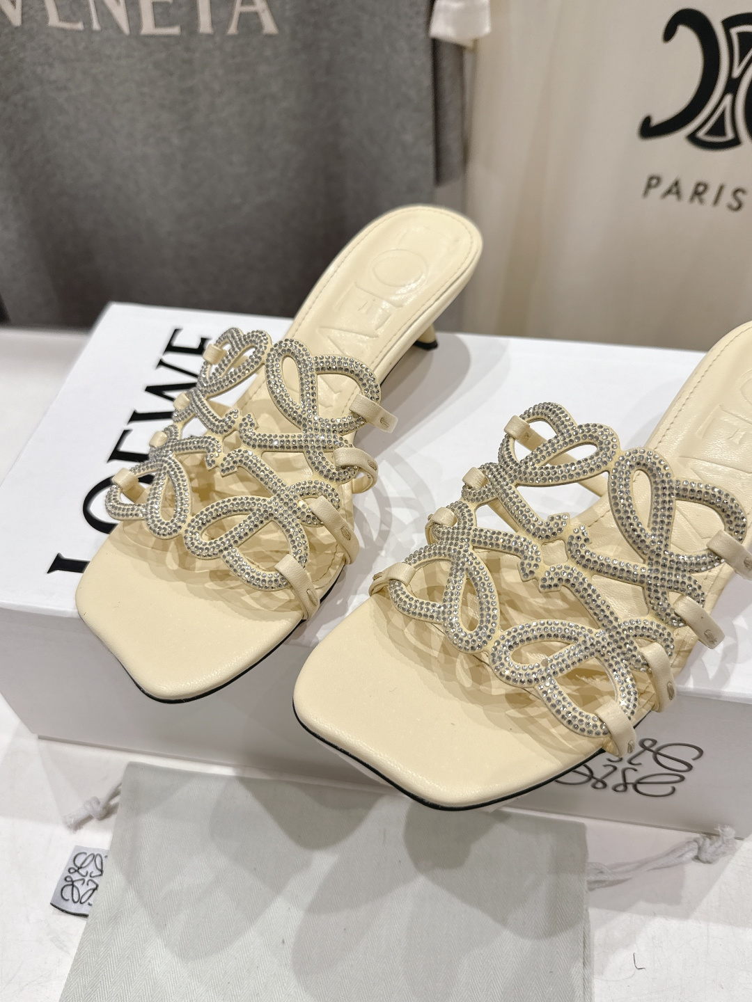 高版本出厂 钻面 LOEWE/罗意威2026/ss新品复古风小高跟沙滩拖鞋～小红书、外网火爆款最近大热的