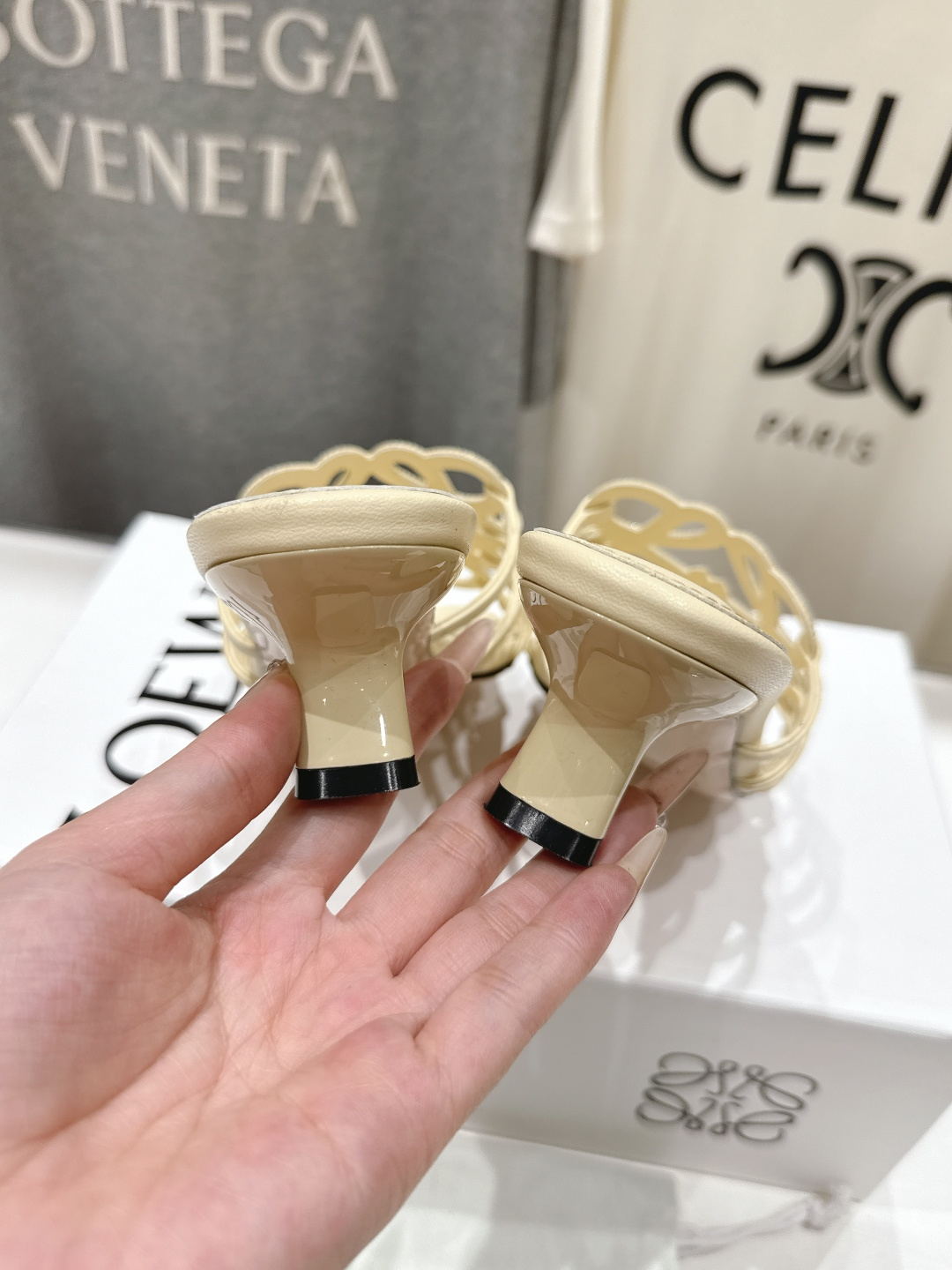 高版本出厂 钻面 LOEWE/罗意威2026/ss新品复古风小高跟沙滩拖鞋～小红书、外网火爆款最近大热的