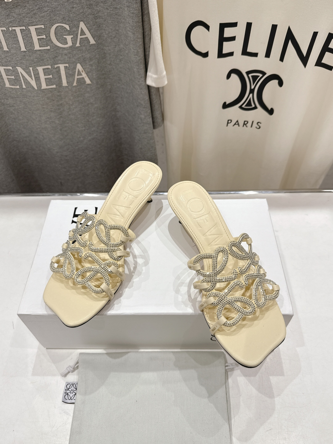 高版本出厂 钻面 LOEWE/罗意威2026/ss新品复古风小高跟沙滩拖鞋～小红书、外网火爆款最近大热的