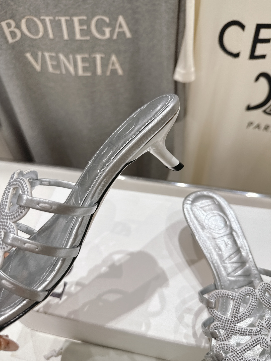 高版本出厂 钻面 LOEWE/罗意威2026/ss新品复古风小高跟沙滩拖鞋～小红书、外网火爆款最近大热的