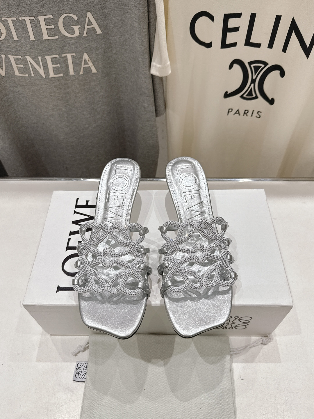 高版本出厂 钻面 LOEWE/罗意威2026/ss新品复古风小高跟沙滩拖鞋～小红书、外网火爆款最近大热的