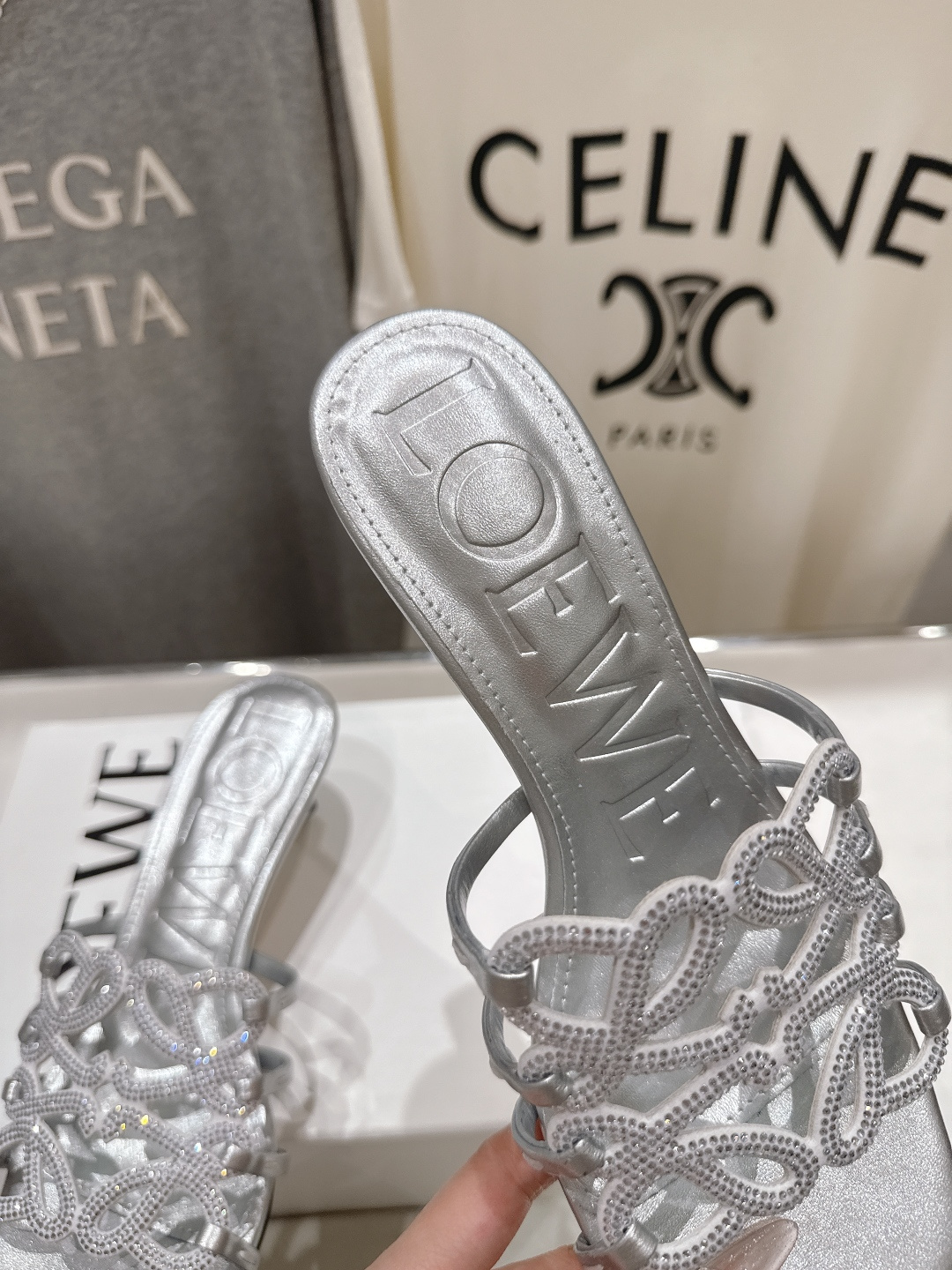 高版本出厂 钻面 LOEWE/罗意威2026/ss新品复古风小高跟沙滩拖鞋～小红书、外网火爆款最近大热的