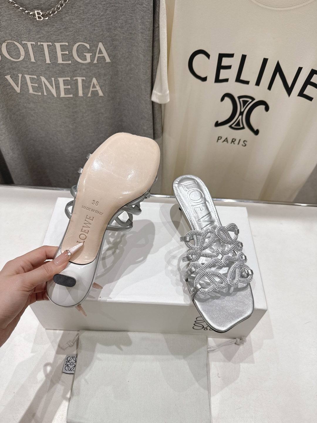 高版本出厂 钻面 LOEWE/罗意威2026/ss新品复古风小高跟沙滩拖鞋～小红书、外网火爆款最近大热的