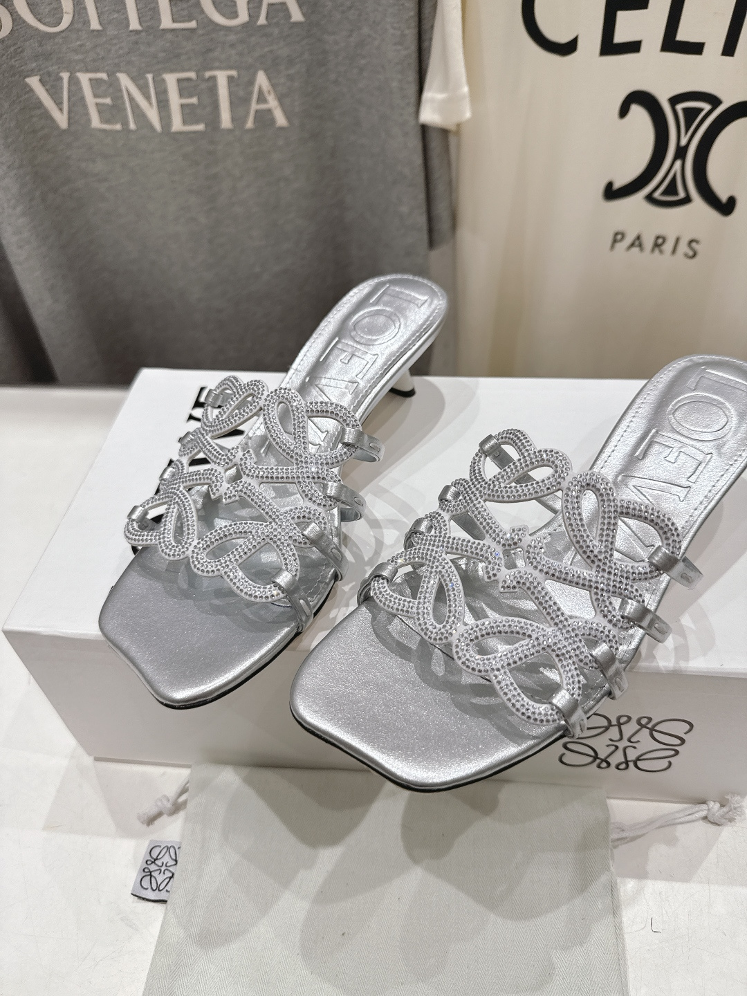 高版本出厂 钻面 LOEWE/罗意威2026/ss新品复古风小高跟沙滩拖鞋～小红书、外网火爆款最近大热的