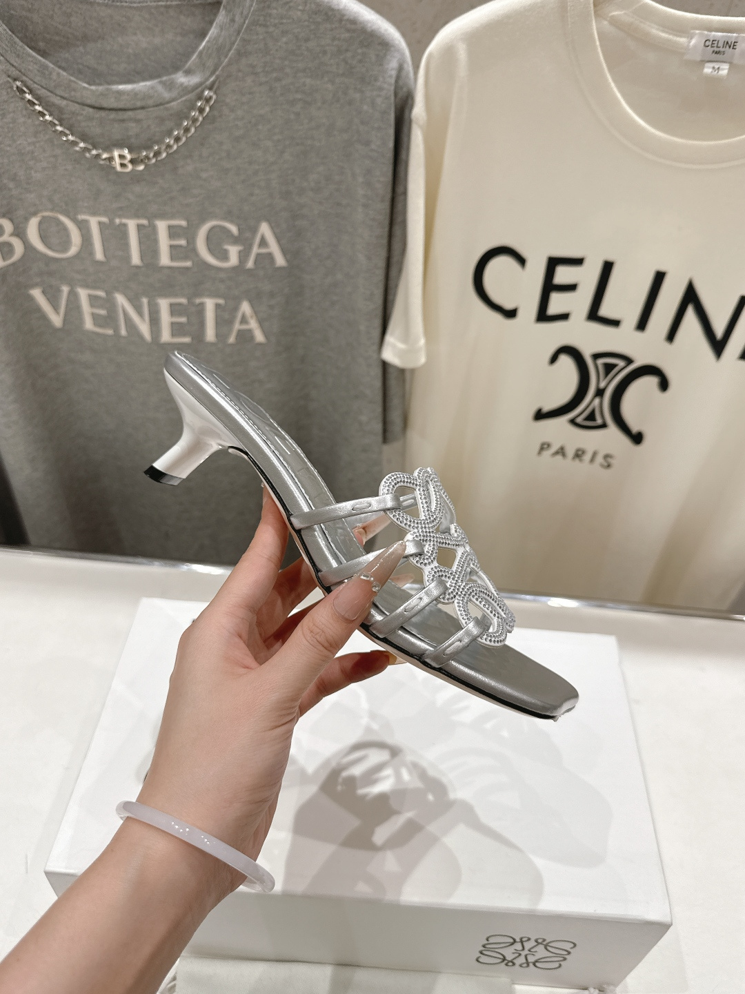 高版本出厂 钻面 LOEWE/罗意威2026/ss新品复古风小高跟沙滩拖鞋～小红书、外网火爆款最近大热的