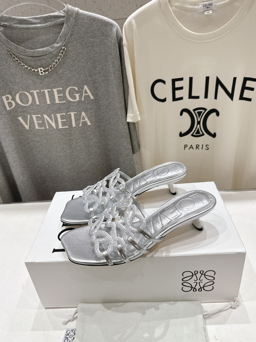 高版本出厂 钻面 LOEWE/罗意威2026/ss新品复古风小高跟沙滩拖鞋～小红书、外网火爆款最近大热的