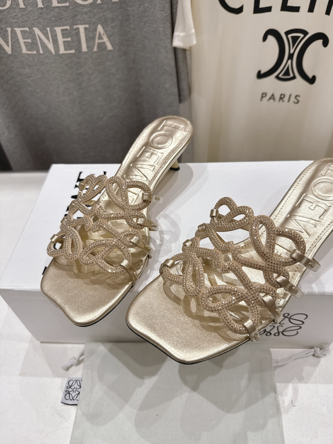 高版本出厂 钻面 LOEWE/罗意威2026/ss新品复古风小高跟沙滩拖鞋～小红书、外网火爆款最近大热的