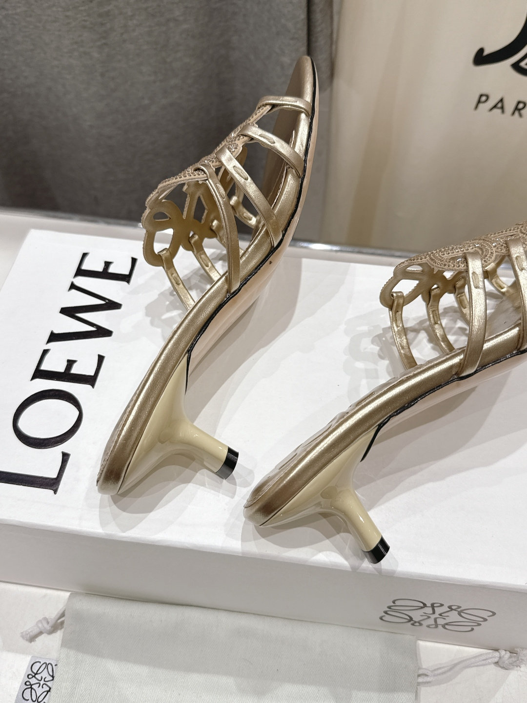 高版本出厂 钻面 LOEWE/罗意威2026/ss新品复古风小高跟沙滩拖鞋～小红书、外网火爆款最近大热的