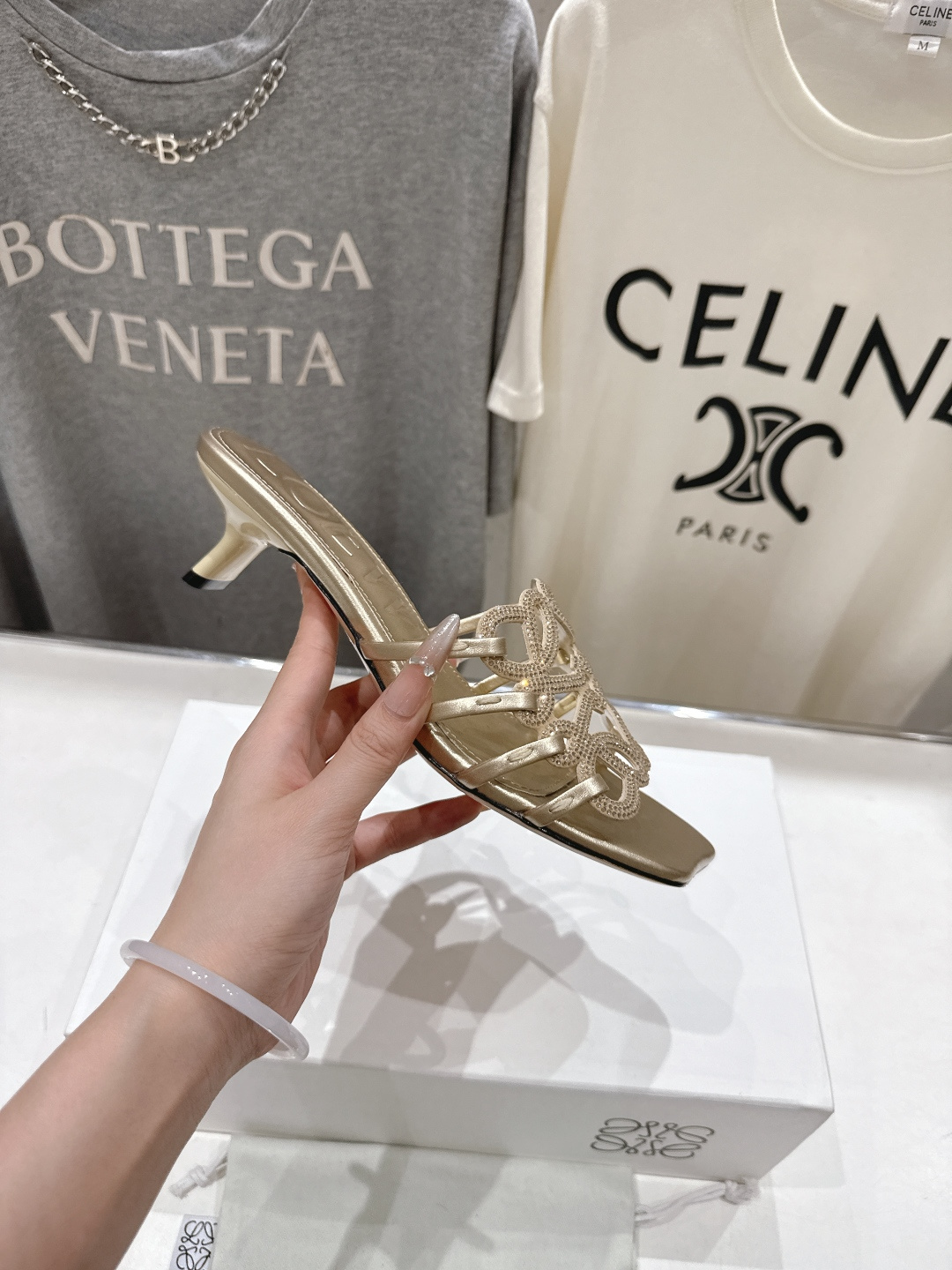 高版本出厂 钻面 LOEWE/罗意威2026/ss新品复古风小高跟沙滩拖鞋～小红书、外网火爆款最近大热的