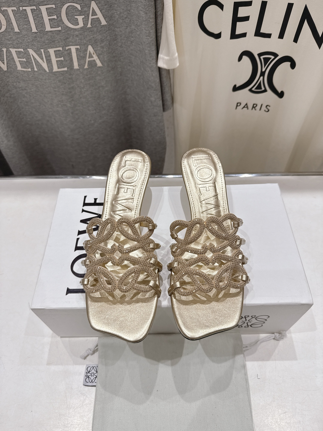 高版本出厂 钻面 LOEWE/罗意威2026/ss新品复古风小高跟沙滩拖鞋～小红书、外网火爆款最近大热的