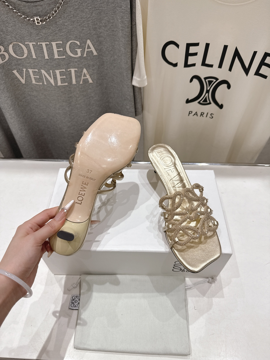 高版本出厂 钻面 LOEWE/罗意威2026/ss新品复古风小高跟沙滩拖鞋～小红书、外网火爆款最近大热的