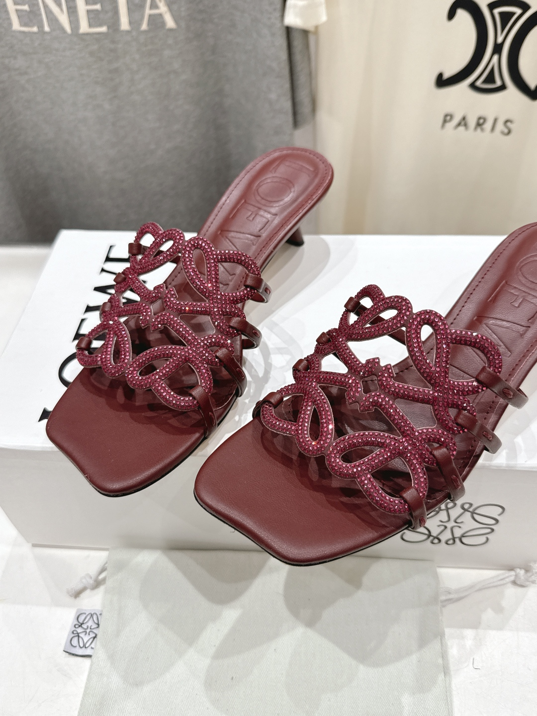 高版本出厂 钻面 LOEWE/罗意威2026/ss新品复古风小高跟沙滩拖鞋～小红书、外网火爆款最近大热的