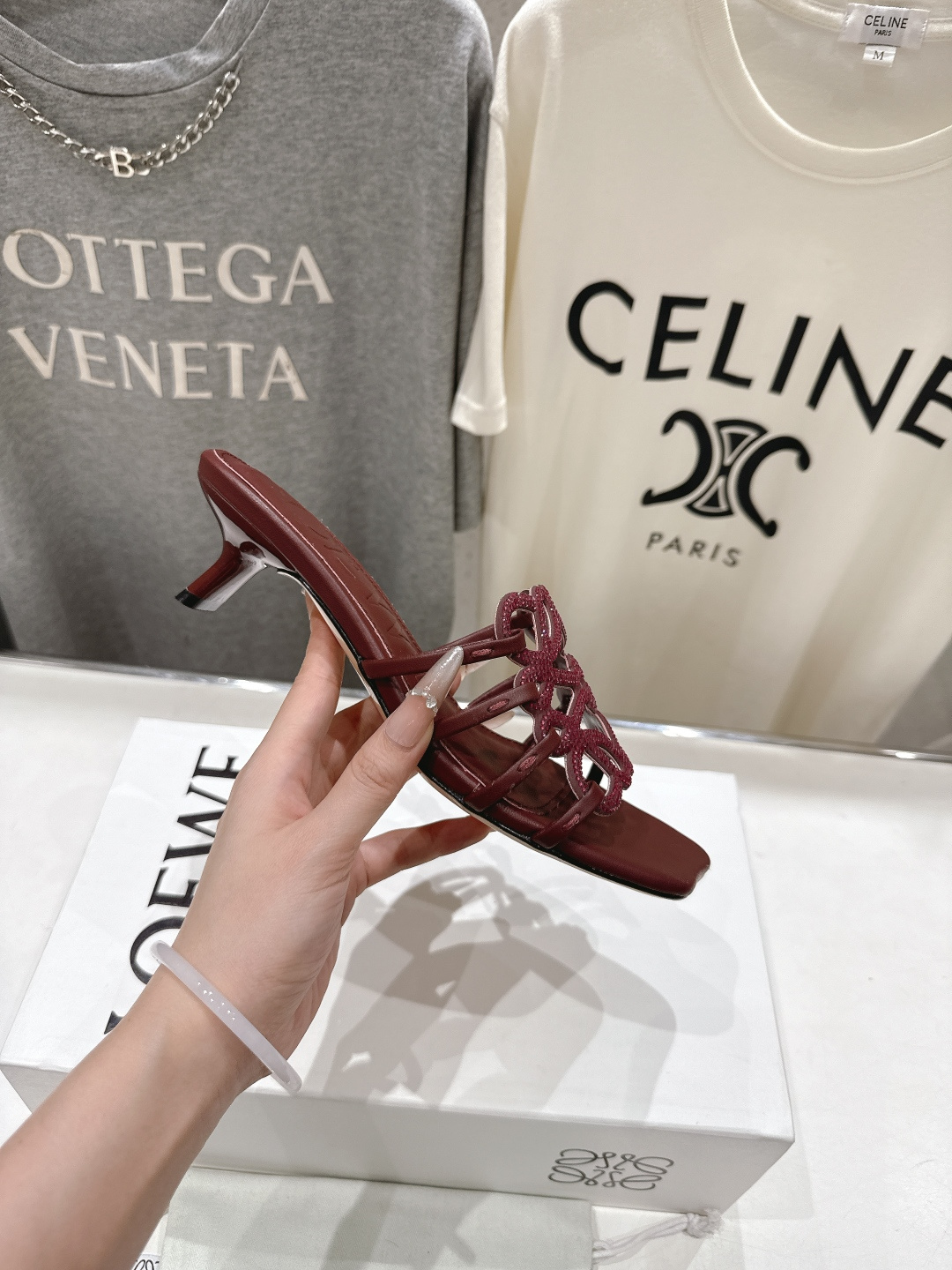 高版本出厂 钻面 LOEWE/罗意威2026/ss新品复古风小高跟沙滩拖鞋～小红书、外网火爆款最近大热的