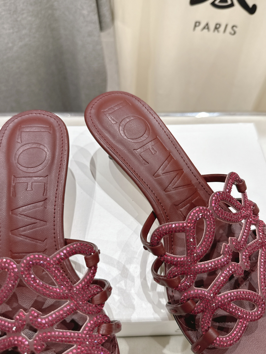 高版本出厂 钻面 LOEWE/罗意威2026/ss新品复古风小高跟沙滩拖鞋～小红书、外网火爆款最近大热的