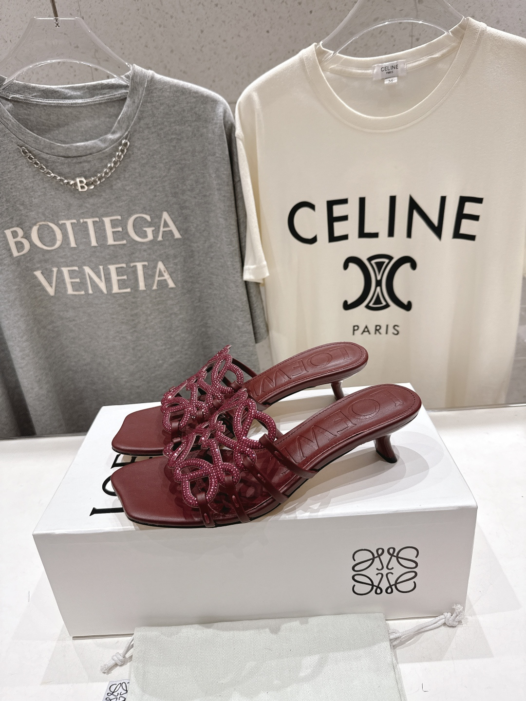 高版本出厂 钻面 LOEWE/罗意威2026/ss新品复古风小高跟沙滩拖鞋～小红书、外网火爆款最近大热的