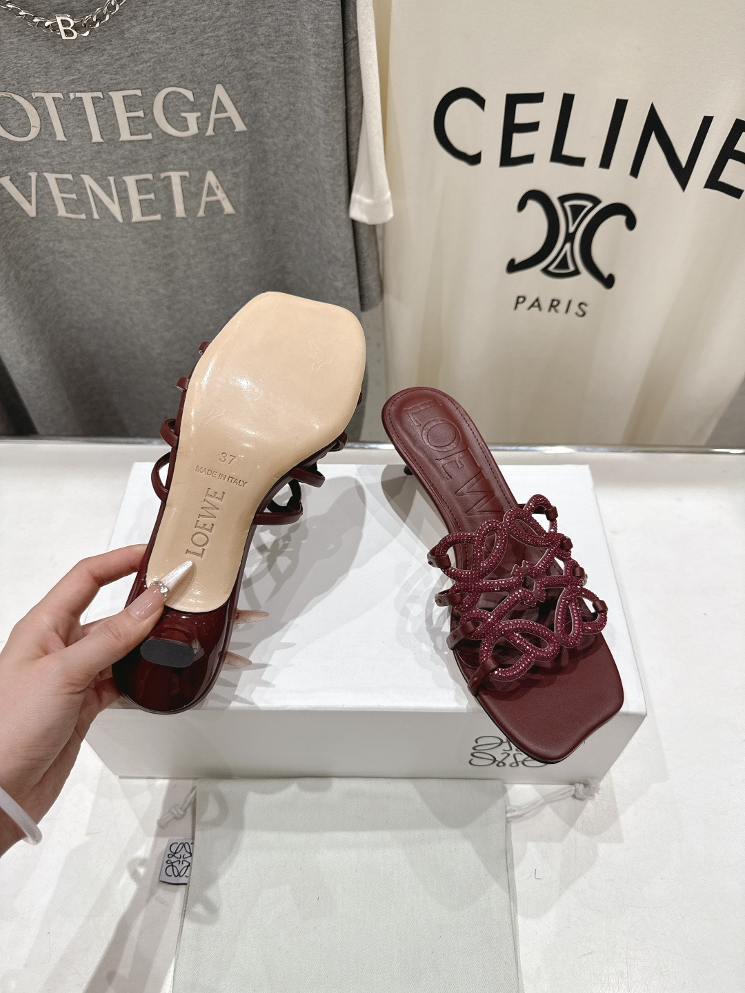 高版本出厂 钻面 LOEWE/罗意威2026/ss新品复古风小高跟沙滩拖鞋～小红书、外网火爆款最近大热的