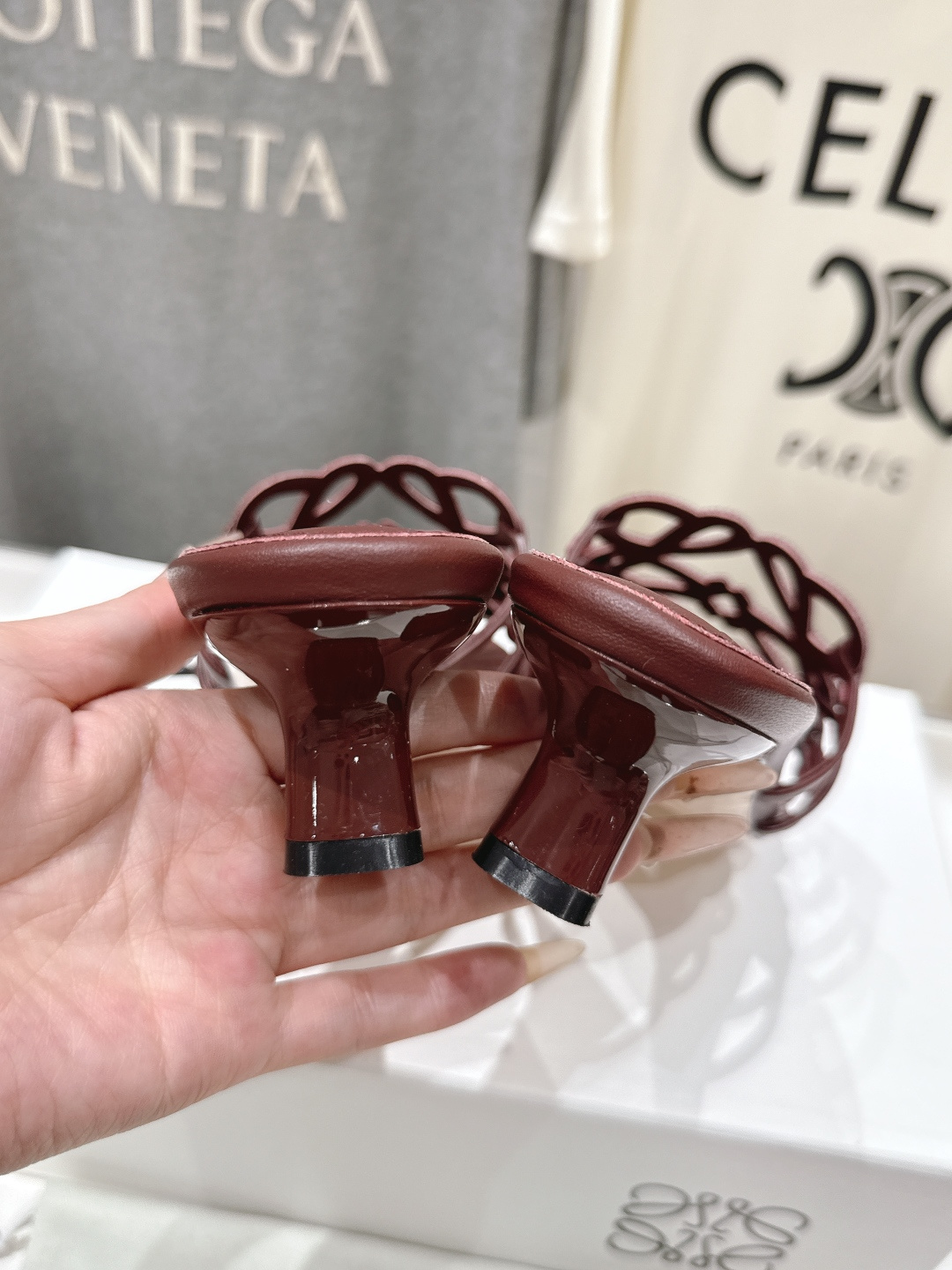 高版本出厂 钻面 LOEWE/罗意威2026/ss新品复古风小高跟沙滩拖鞋～小红书、外网火爆款最近大热的