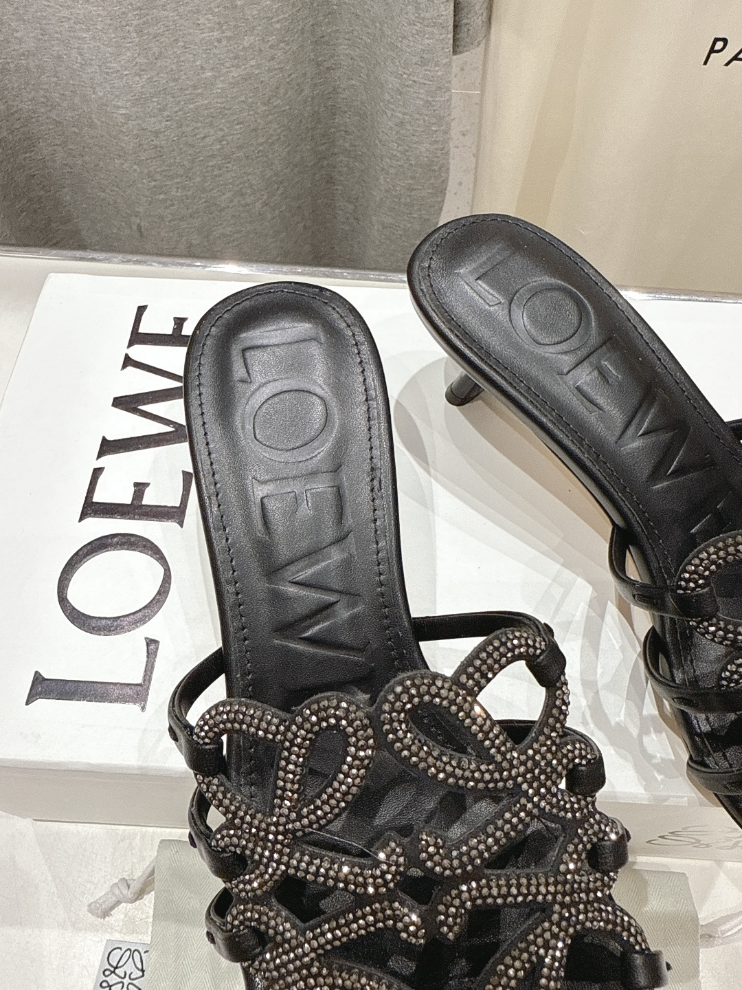 高版本出厂 钻面 LOEWE/罗意威2026/ss新品复古风小高跟沙滩拖鞋～小红书、外网火爆款最近大热的