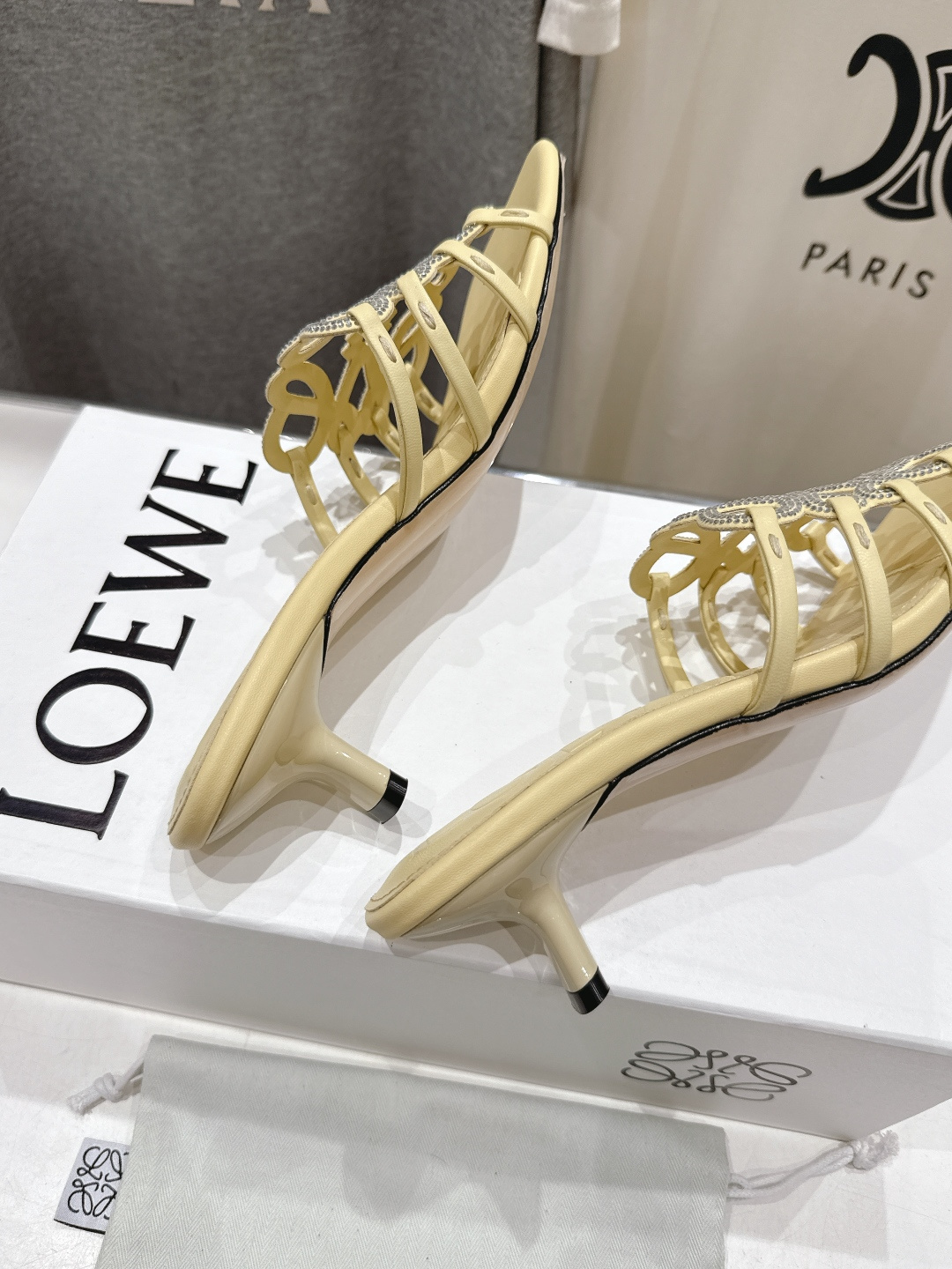 高版本出厂 钻面 LOEWE/罗意威2026/ss新品复古风小高跟沙滩拖鞋～小红书、外网火爆款最近大热的