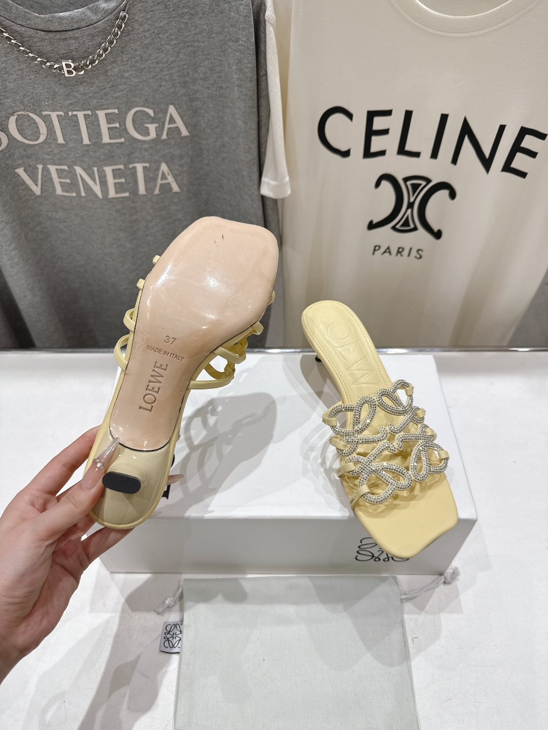 高版本出厂 钻面 LOEWE/罗意威2026/ss新品复古风小高跟沙滩拖鞋～小红书、外网火爆款最近大热的