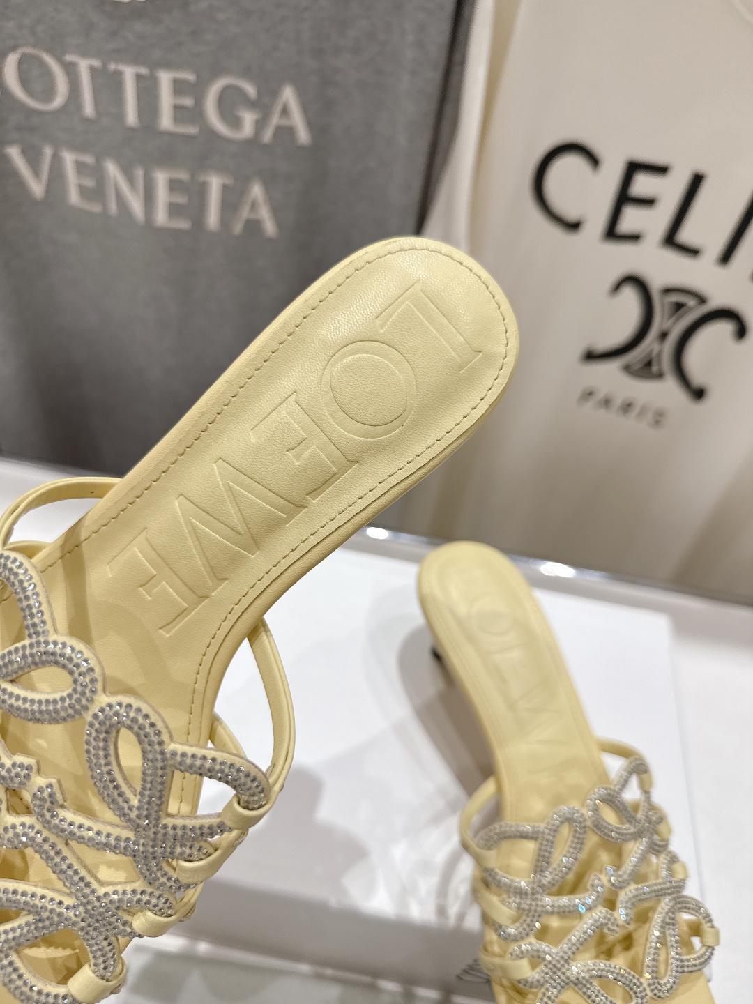 高版本出厂 钻面 LOEWE/罗意威2026/ss新品复古风小高跟沙滩拖鞋～小红书、外网火爆款最近大热的