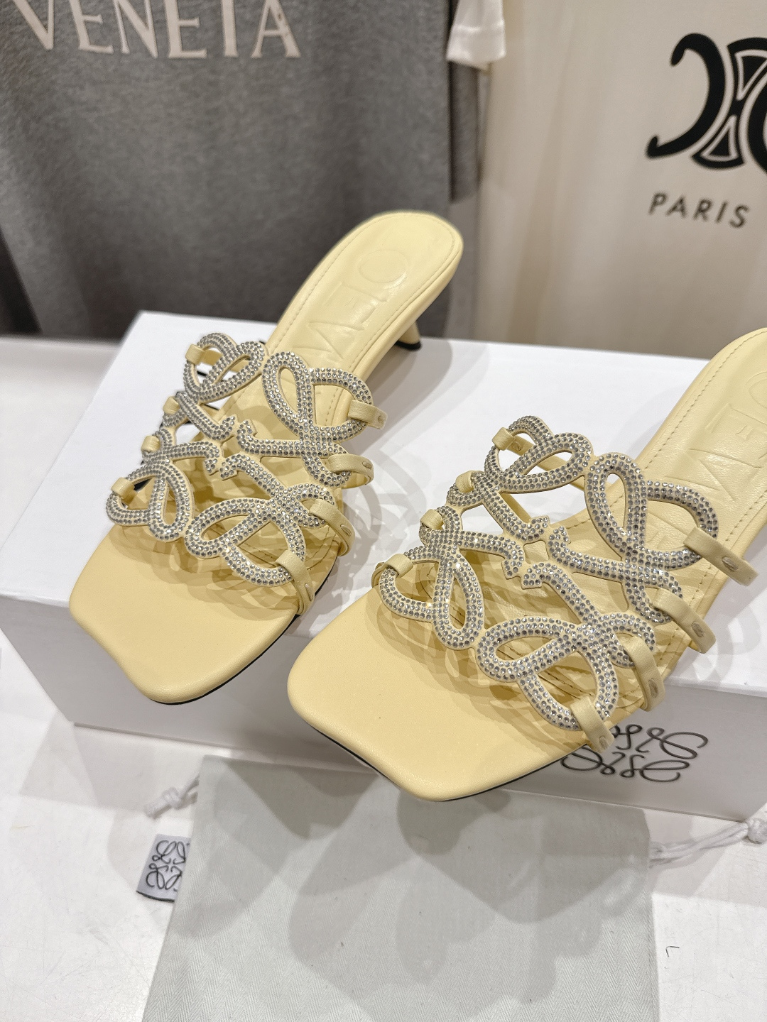 高版本出厂 钻面 LOEWE/罗意威2026/ss新品复古风小高跟沙滩拖鞋～小红书、外网火爆款最近大热的