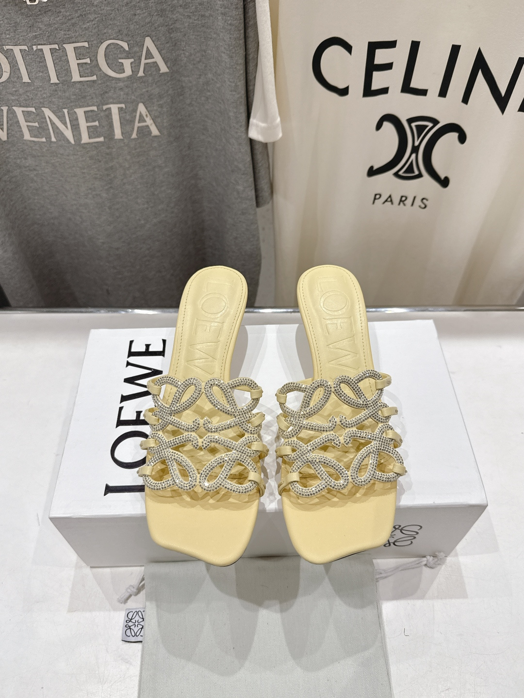 高版本出厂 钻面 LOEWE/罗意威2026/ss新品复古风小高跟沙滩拖鞋～小红书、外网火爆款最近大热的