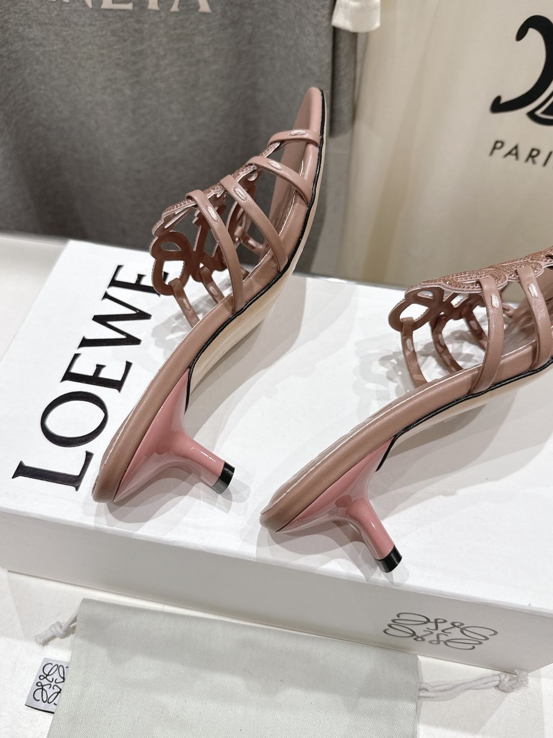 高版本出厂 钻面 LOEWE/罗意威2026/ss新品复古风小高跟沙滩拖鞋～小红书、外网火爆款最近大热的