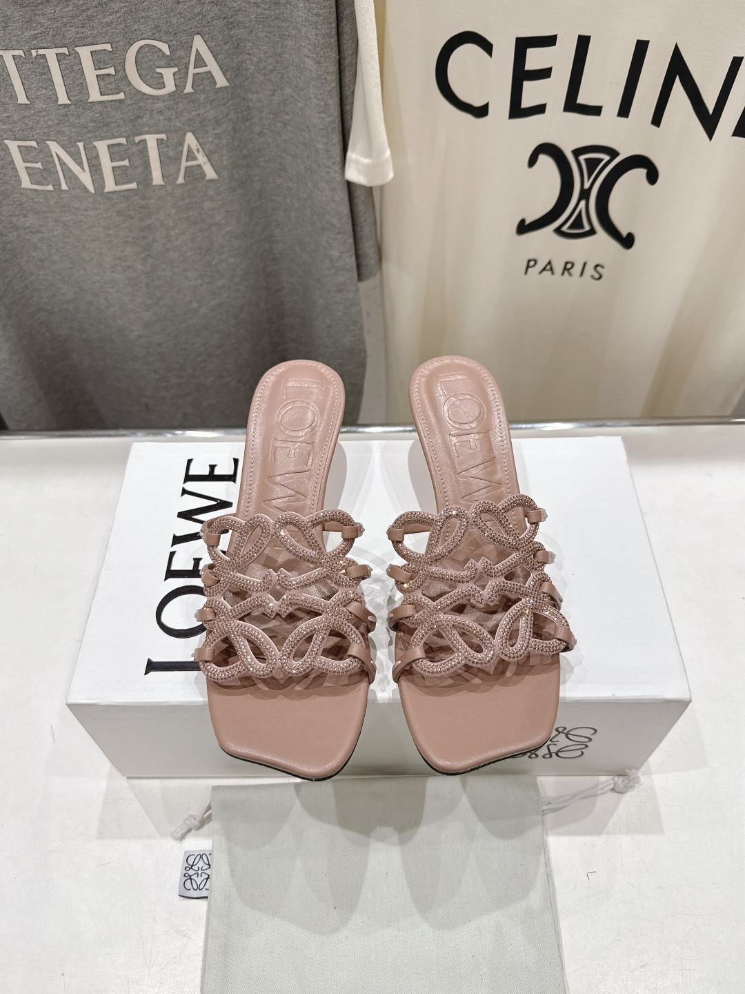 高版本出厂 钻面 LOEWE/罗意威2026/ss新品复古风小高跟沙滩拖鞋～小红书、外网火爆款最近大热的