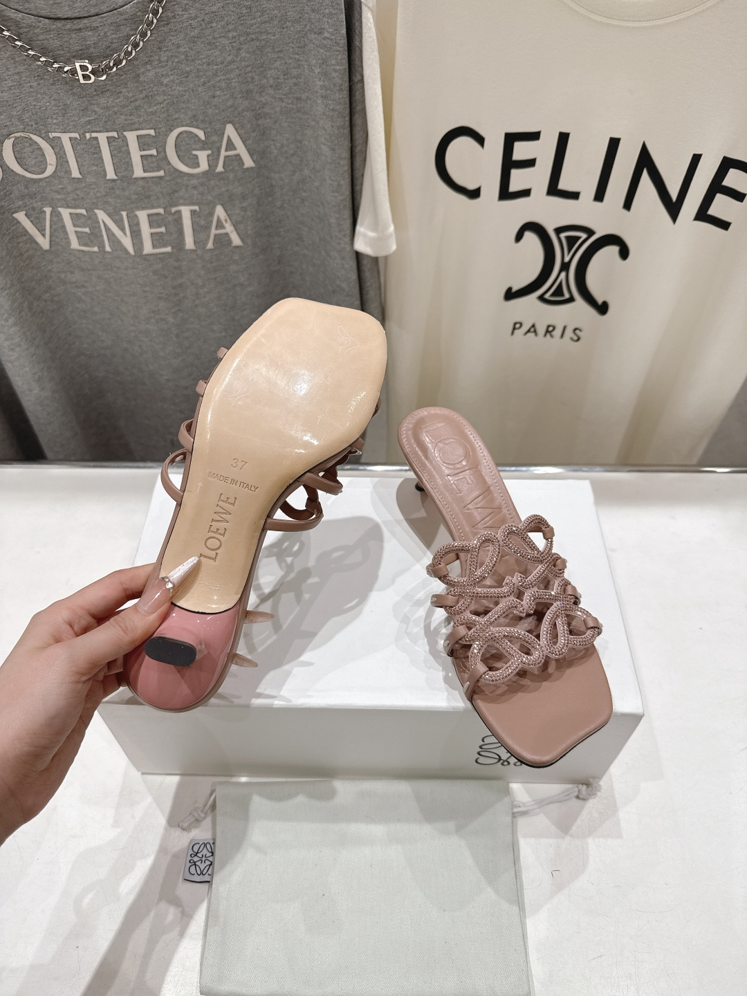 高版本出厂 钻面 LOEWE/罗意威2026/ss新品复古风小高跟沙滩拖鞋～小红书、外网火爆款最近大热的