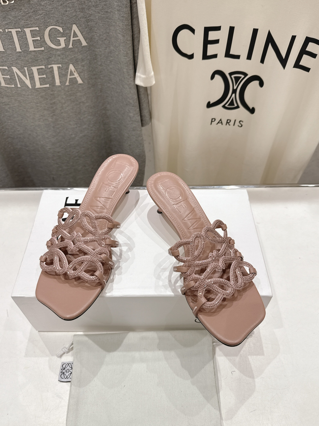 高版本出厂 钻面 LOEWE/罗意威2026/ss新品复古风小高跟沙滩拖鞋～小红书、外网火爆款最近大热的