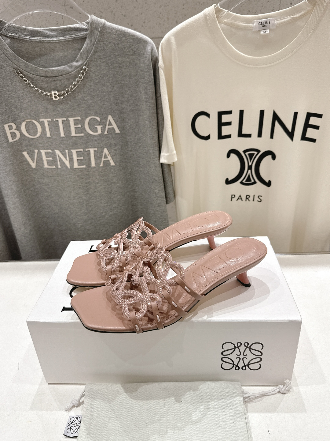 高版本出厂 钻面 LOEWE/罗意威2026/ss新品复古风小高跟沙滩拖鞋～小红书、外网火爆款最近大热的