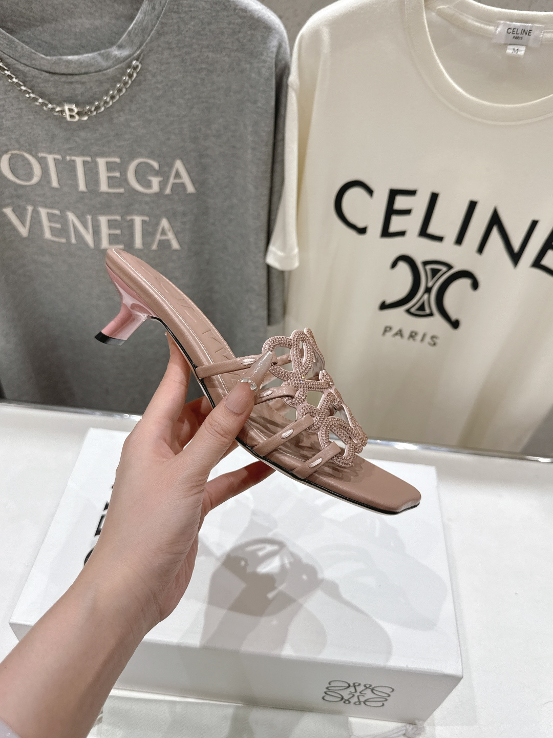 高版本出厂 钻面 LOEWE/罗意威2026/ss新品复古风小高跟沙滩拖鞋～小红书、外网火爆款最近大热的