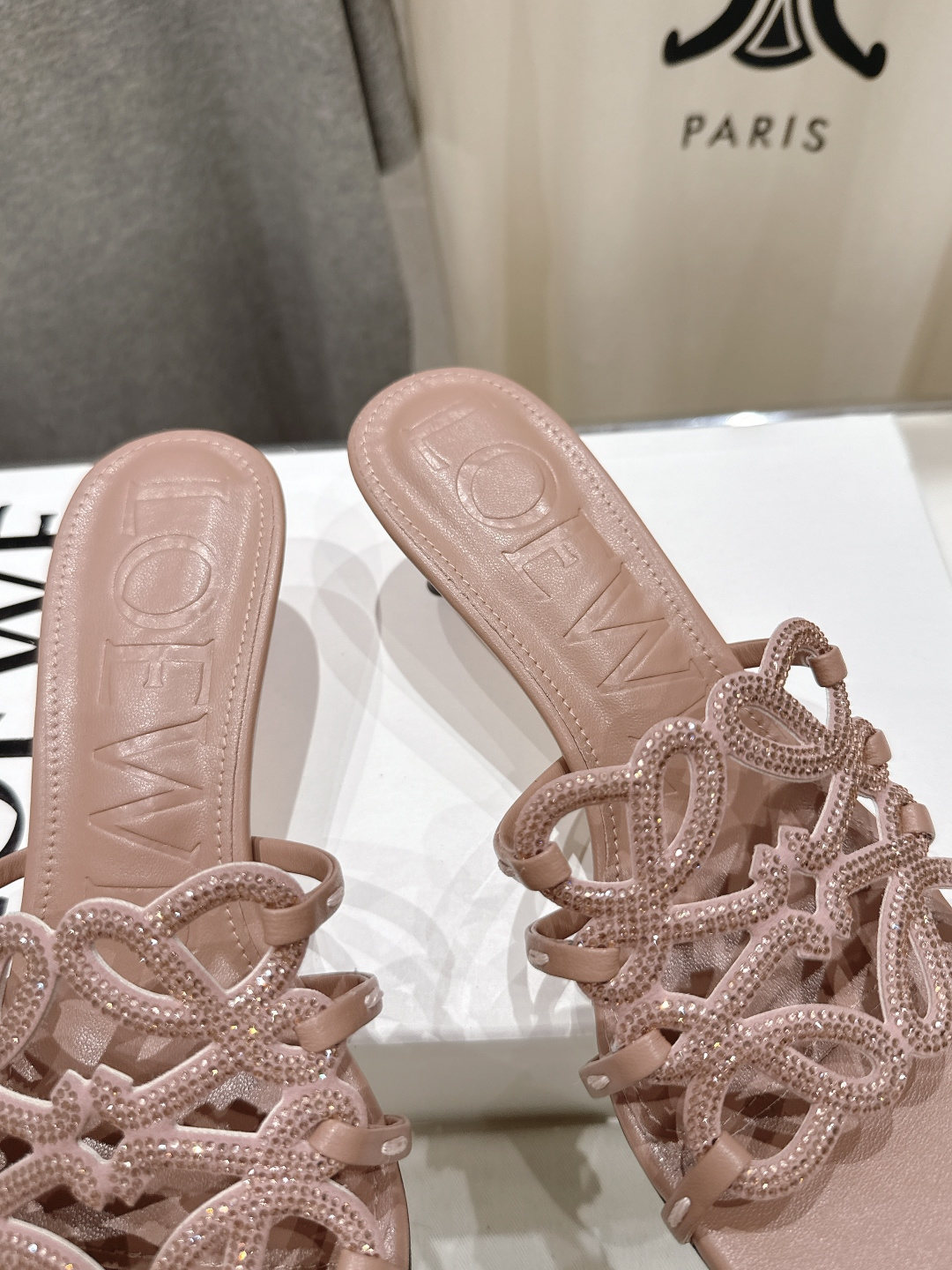 高版本出厂 钻面 LOEWE/罗意威2026/ss新品复古风小高跟沙滩拖鞋～小红书、外网火爆款最近大热的