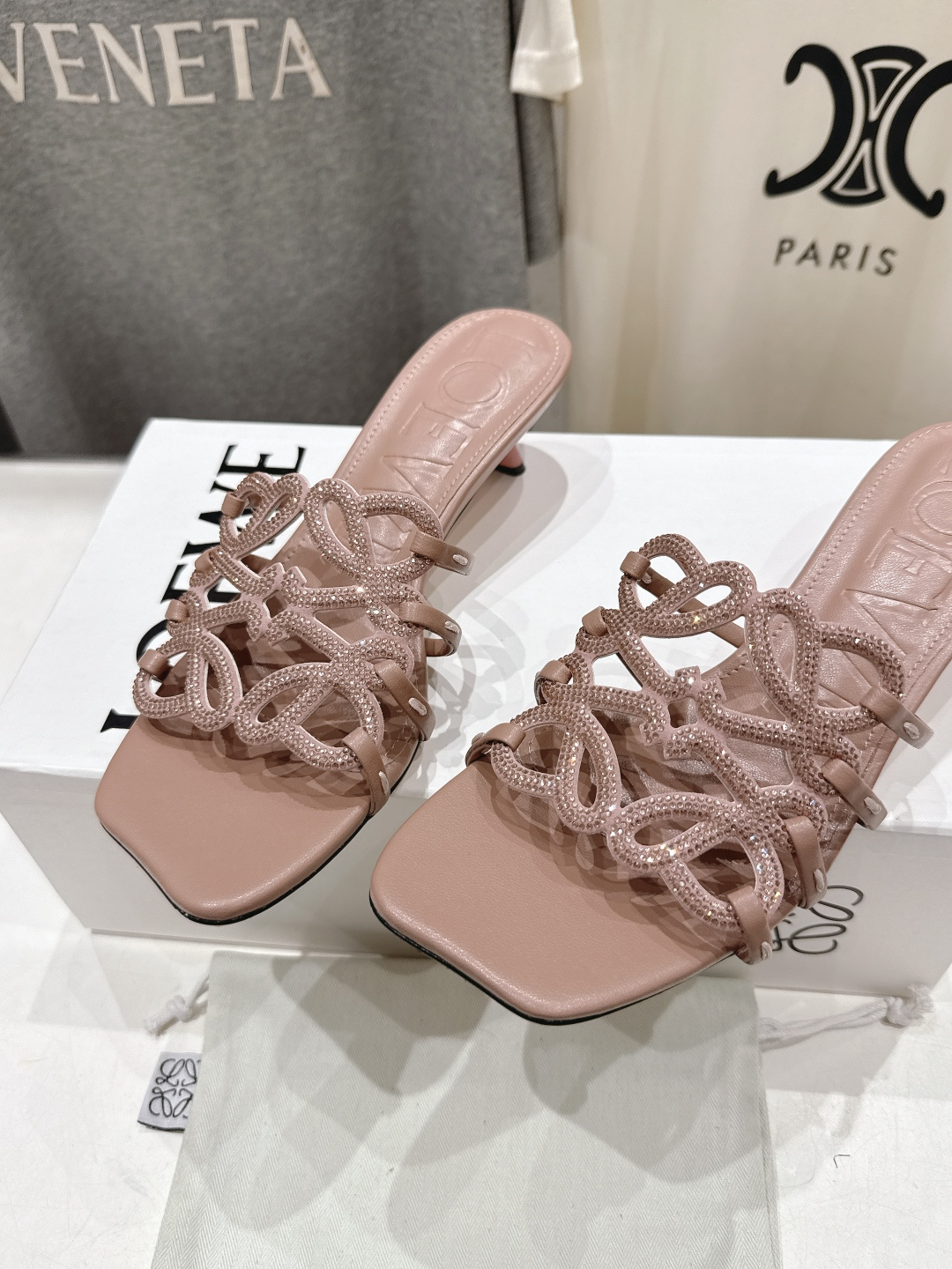 高版本出厂 钻面 LOEWE/罗意威2026/ss新品复古风小高跟沙滩拖鞋～小红书、外网火爆款最近大热的