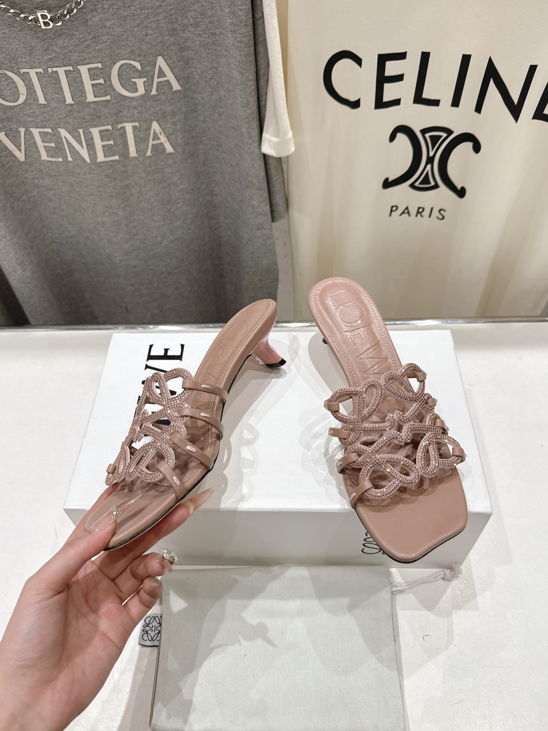 高版本出厂 钻面 LOEWE/罗意威2026/ss新品复古风小高跟沙滩拖鞋～小红书、外网火爆款最近大热的