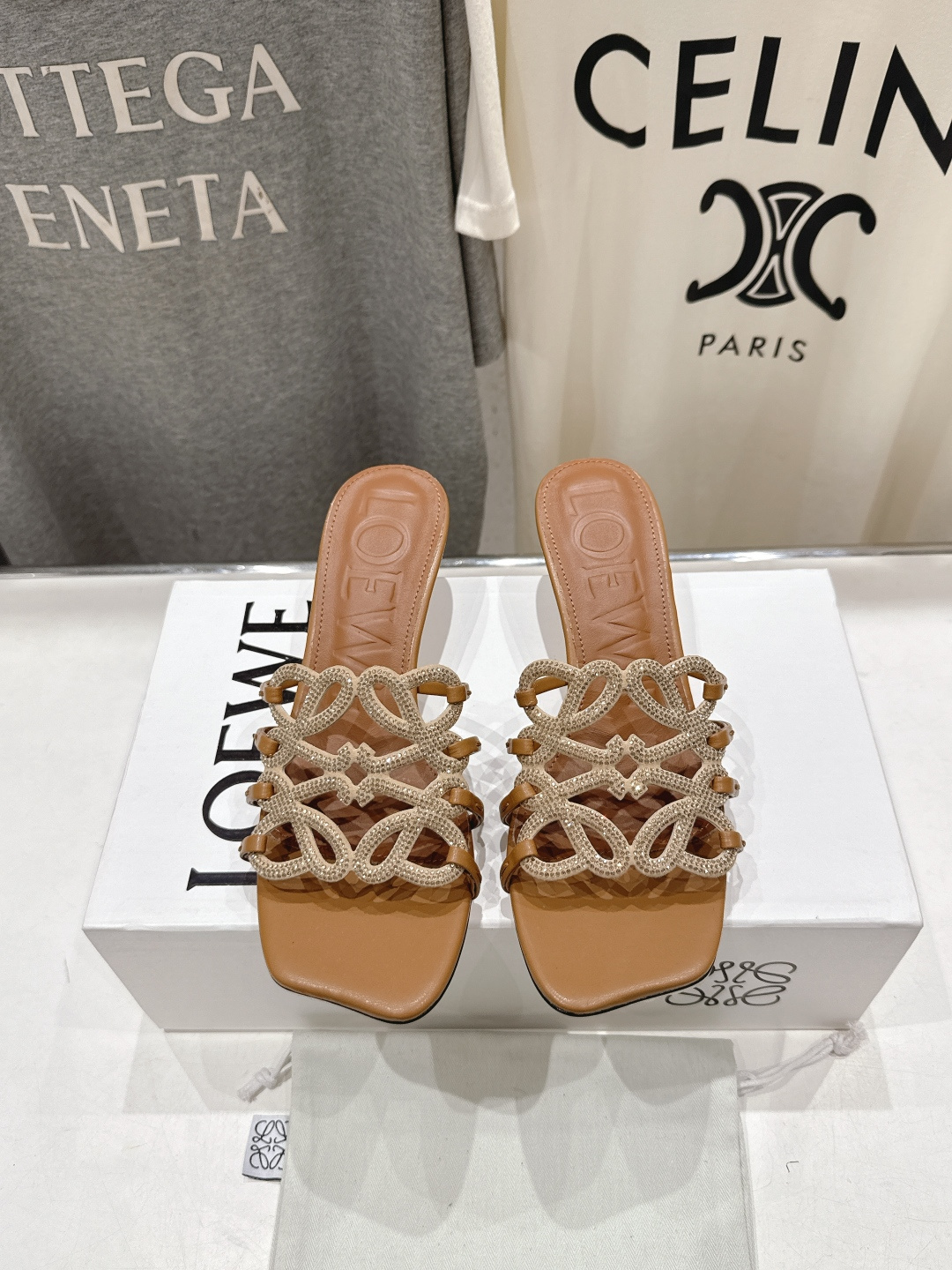 NO:725361,High version diamond surface LOEWE/Loewe 2026/ss new retro-style small high-heeled beach slippers ~ Xiaohongshu, external network hot model A slipper that has become very popular recently. Super cute. A must-have item that fashionistas must not miss. There is no complicated decoration, excellent vintage texture, purity and minimalism are neat and poetic. Super versatile model. Original fabric custom-made material. Foot padding cowhide outsole. Original genuine leather injection molded outsole.  Heel height 4.5cm, size 35-39 (40, 41 customized, non-refundable), slippers, loewe, loewe, slippers, cowhide19860909高版本 钻面  LOEWE/罗意威2026/ss新品复古风小高跟沙滩拖鞋～小红书、外网火爆款 最近大热的一款拖鞋 超级可爱 时髦精绝对不能错过的必入款,没有任何繁杂装饰,质感极好的vintage感,纯粹和极简做得利落又诗意 超级百搭款 面料原版定制材料 垫脚牛皮 大底原版真皮注塑大底 跟高4.5cm 码数35-39 (40、41订做不退换),拖鞋,loewe,loewe,slippers,cowhide,Women's Shoes