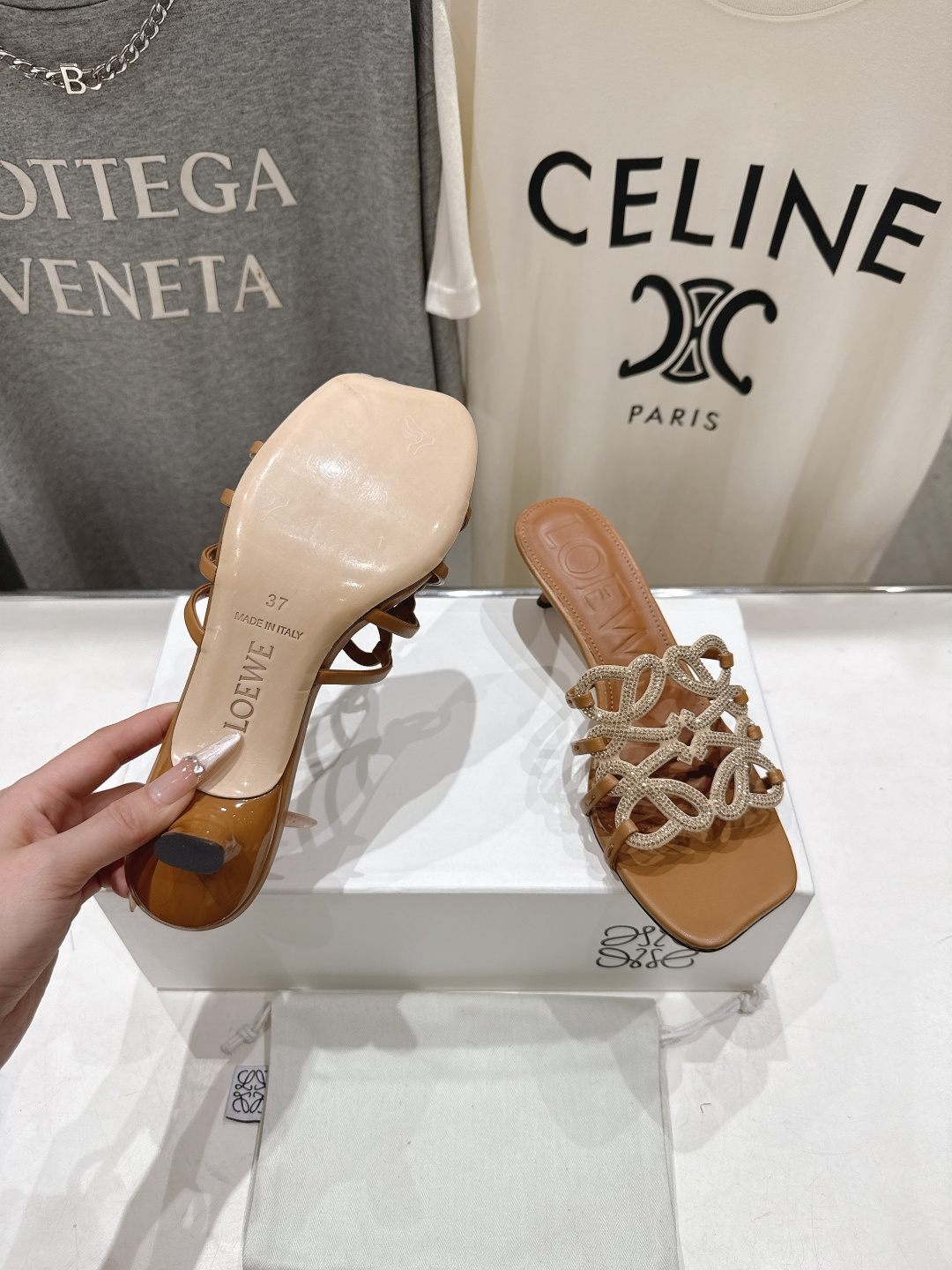 高版本出厂 钻面 LOEWE/罗意威2026/ss新品复古风小高跟沙滩拖鞋～小红书、外网火爆款最近大热的
