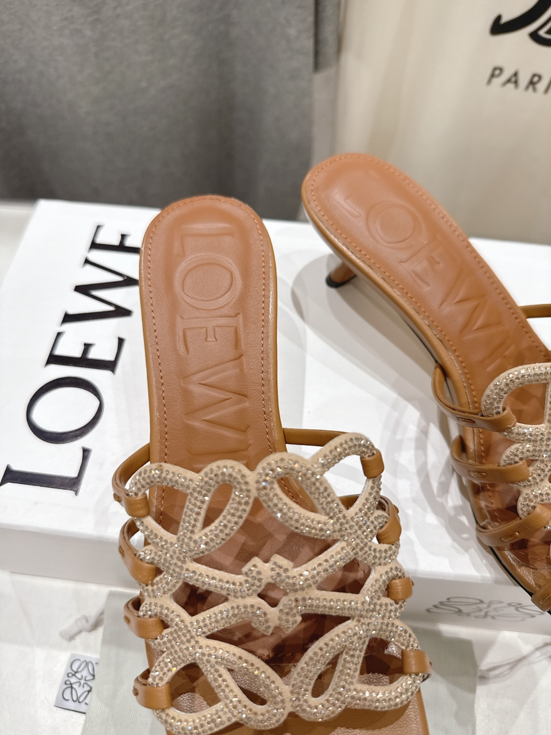 高版本出厂 钻面 LOEWE/罗意威2026/ss新品复古风小高跟沙滩拖鞋～小红书、外网火爆款最近大热的