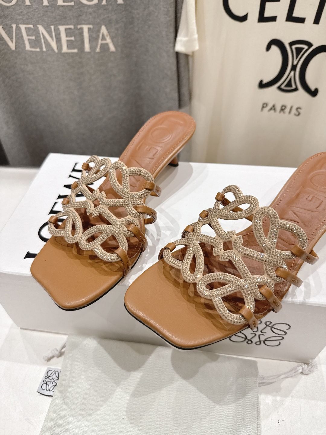 高版本出厂 钻面 LOEWE/罗意威2026/ss新品复古风小高跟沙滩拖鞋～小红书、外网火爆款最近大热的