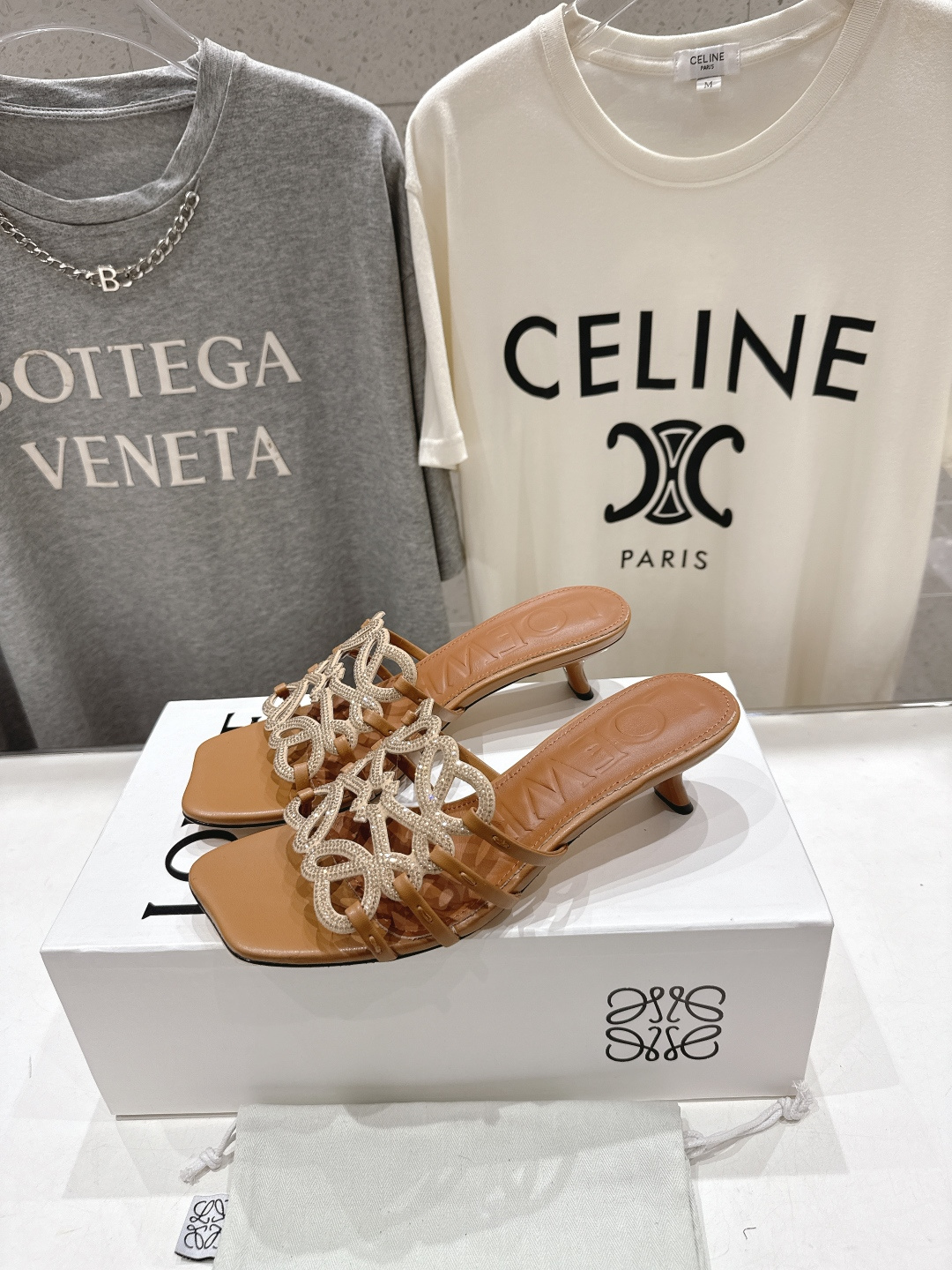 高版本出厂 钻面 LOEWE/罗意威2026/ss新品复古风小高跟沙滩拖鞋～小红书、外网火爆款最近大热的