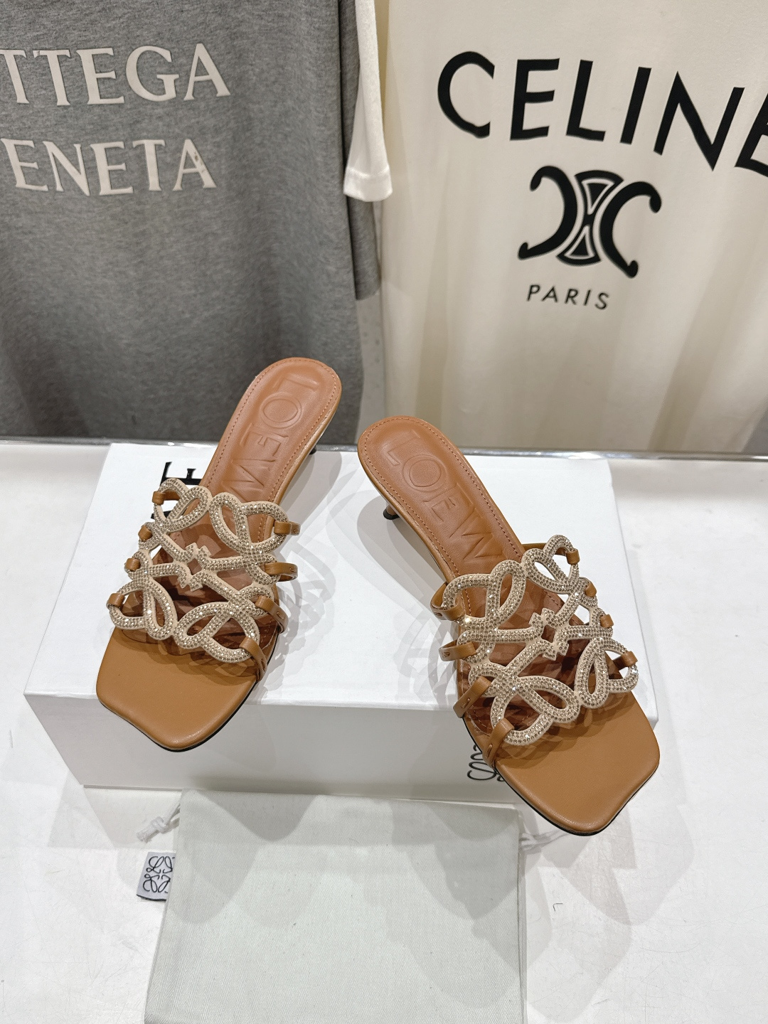 高版本出厂 钻面 LOEWE/罗意威2026/ss新品复古风小高跟沙滩拖鞋～小红书、外网火爆款最近大热的