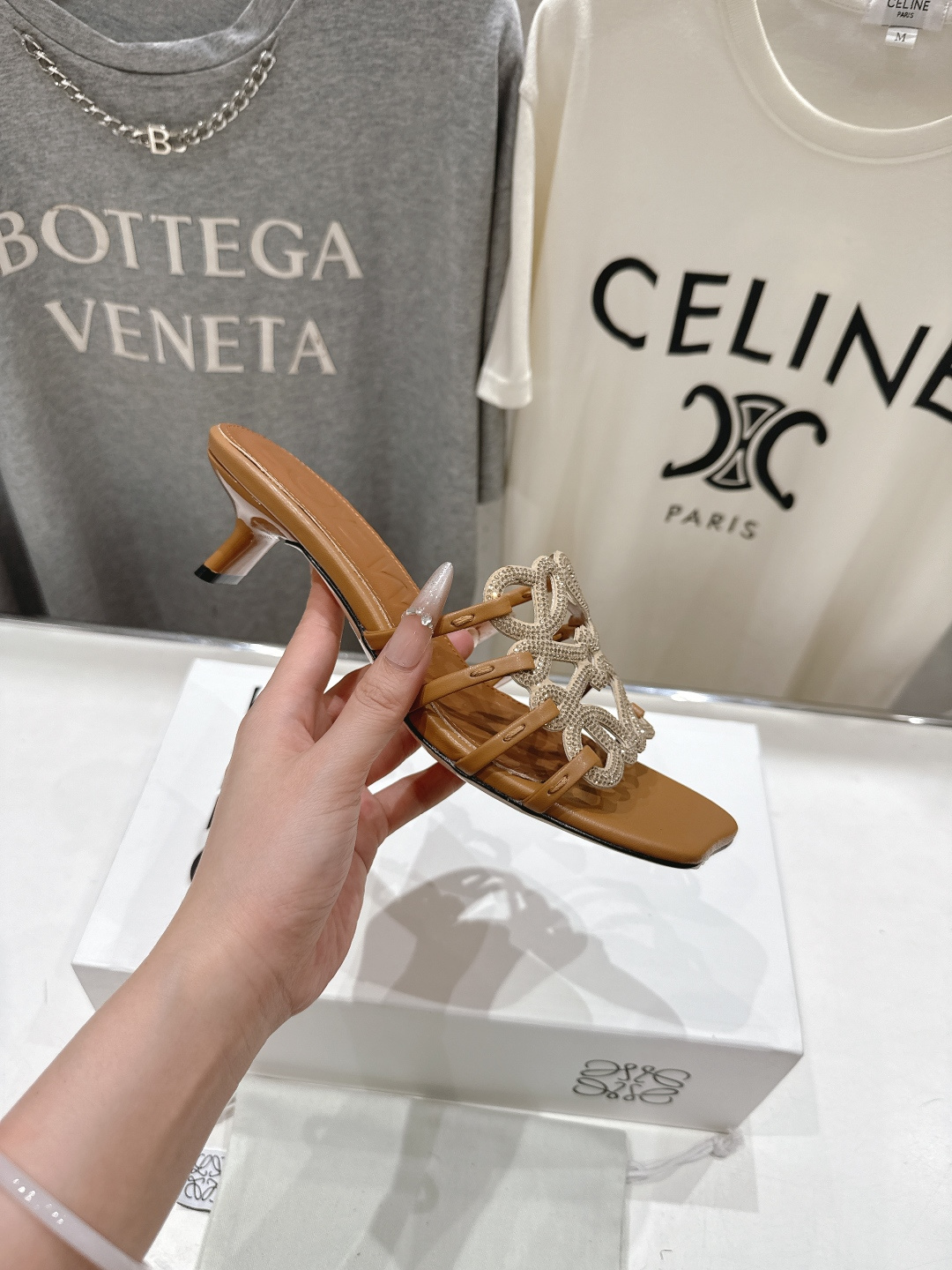 高版本出厂 钻面 LOEWE/罗意威2026/ss新品复古风小高跟沙滩拖鞋～小红书、外网火爆款最近大热的