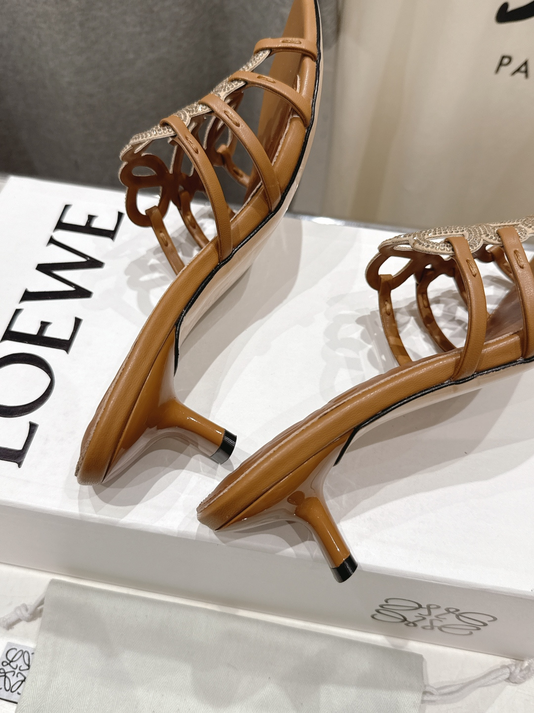 高版本出厂 钻面 LOEWE/罗意威2026/ss新品复古风小高跟沙滩拖鞋～小红书、外网火爆款最近大热的