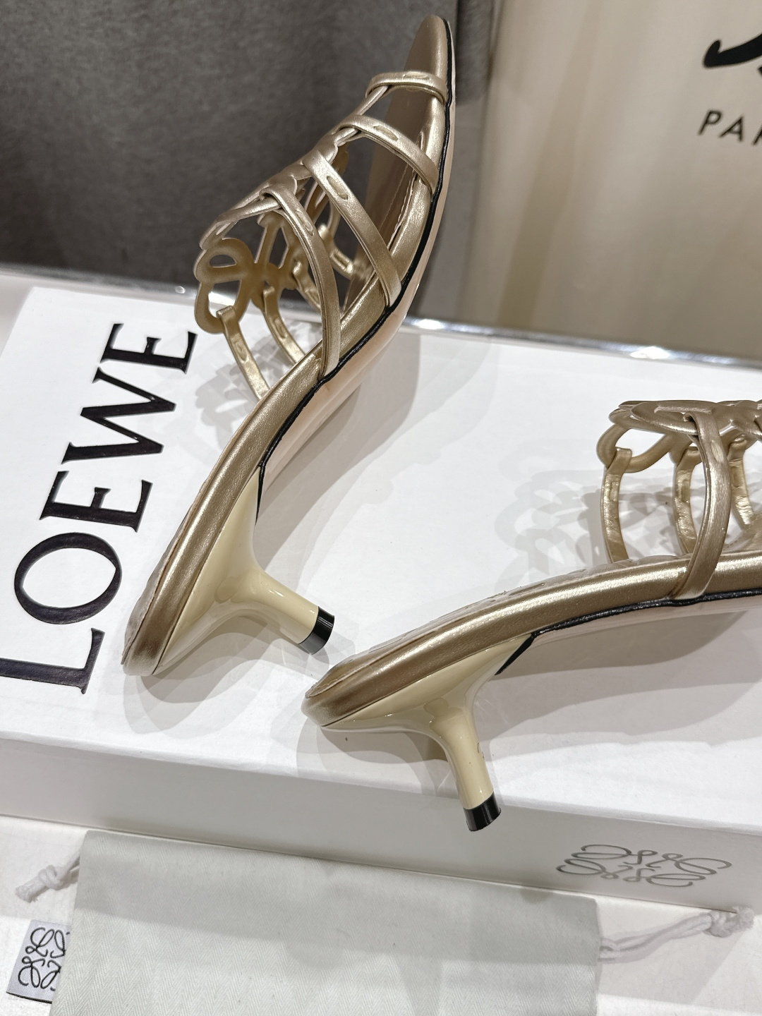 高版本出厂 高跟 LOEWE/罗意威2026/ss新品复古风小高跟沙滩拖鞋～小红书、外网火爆款最近大热的