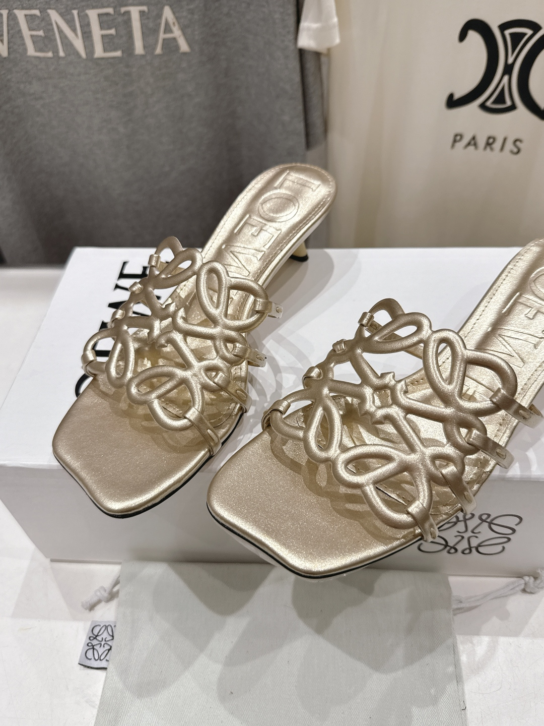 高版本出厂 高跟 LOEWE/罗意威2026/ss新品复古风小高跟沙滩拖鞋～小红书、外网火爆款最近大热的